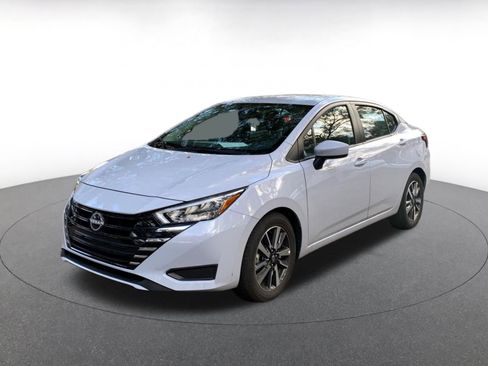 Used 2025 Nissan Versa SV image 3