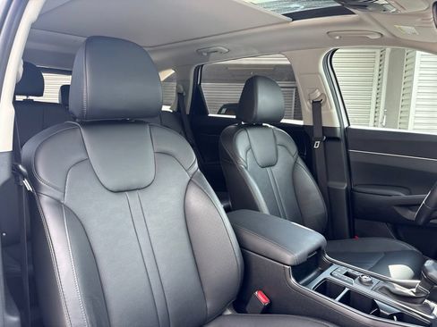 Used 2025 Kia Sorento EX w/ Panoramic Sunroof Package FWD image 16