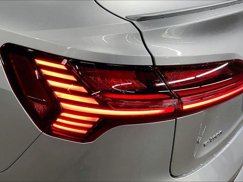 Used 2022 Audi e-tron Premium image 31