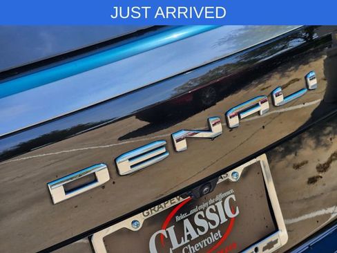 Used 2025 GMC Yukon XL Denali AWD/4WD image 10