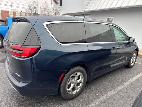 Used 2024 Chrysler Pacifica Limited image 4