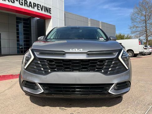 Used 2025 Kia Sportage LX image 3