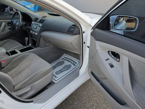 Used 2010 Toyota Camry LE FWD image 17