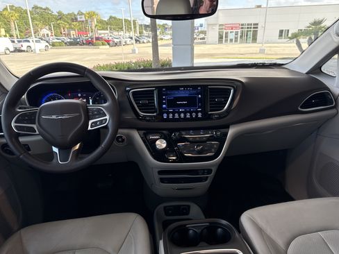 Used 2017 Chrysler Pacifica Touring-L Plus w/ Advanced Safetytec Group FWD image 28