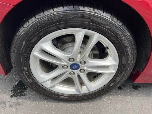 Used 2018 Ford Fusion SE w/ Fusion SE Technology Package FWD image 13