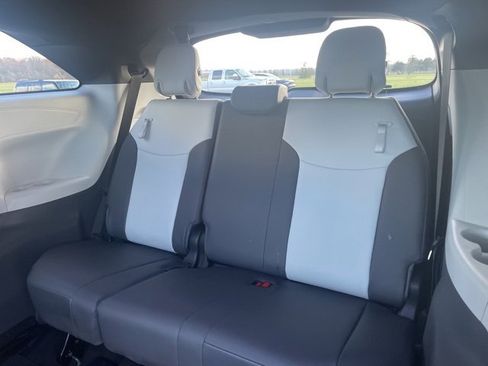 Used 2022 Toyota Sienna XSE image 11