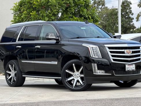 Used 2019 Cadillac Escalade Premium Luxury RWD image 2