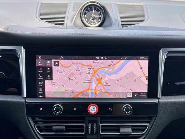 Certified 2022 Porsche Macan AWD/4WD image 28