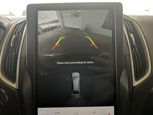 Used 2023 Ford Edge SEL image 16