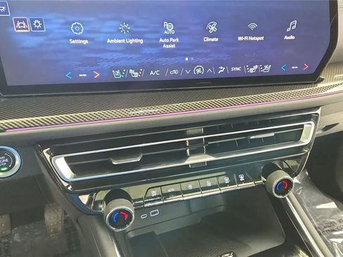 Used 2025 Chevrolet Traverse High Country AWD/4WD image 26