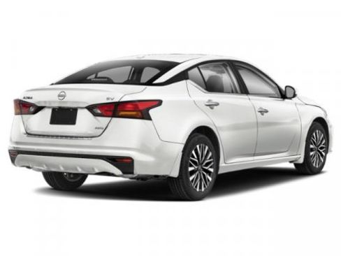 Used 2024 Nissan Altima 2.5 SV image 2