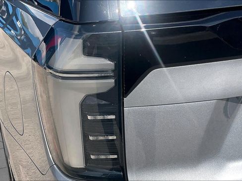 Used 2025 Chevrolet Suburban Premier RWD image 28