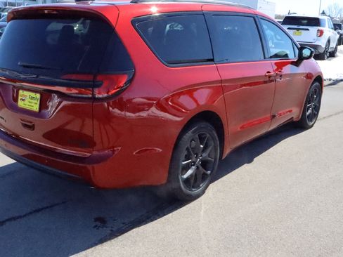 Used 2025 Chrysler Pacifica Limited AWD/4WD image 7