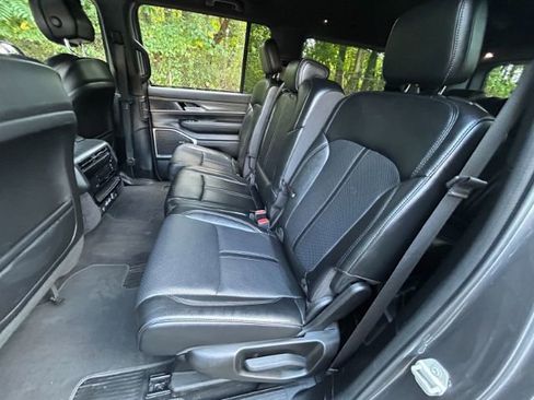 Used 2024 Jeep Wagoneer L Series II image 30