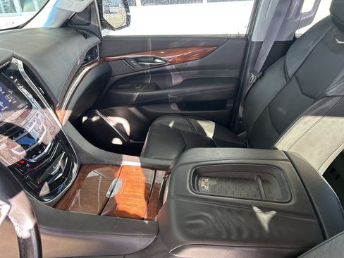 Used 2017 Cadillac Escalade ESV Luxury image 9