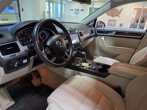 Used 2014 Volkswagen Touareg TDI image 16