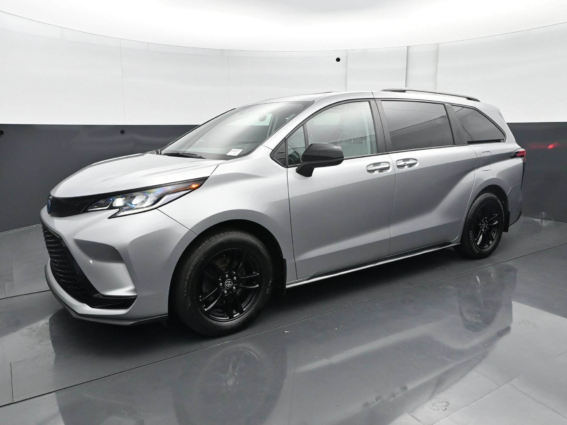 Used 2025 Toyota Sienna XSE AWD/4WD image 2