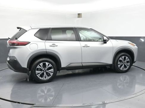 Used 2023 Nissan Rogue SV image 3