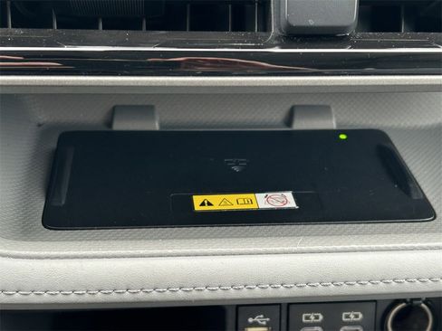 Used 2023 Toyota Highlander XLE image 29