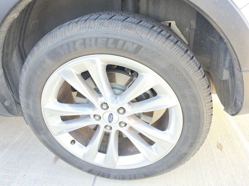 Used 2018 Ford Explorer Limited w/ Ford Safe & Smart Package FWD image 17