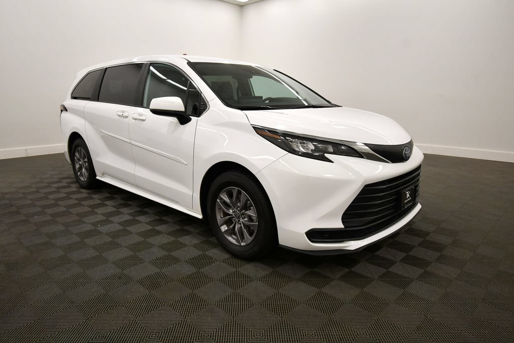 Used 2025 Toyota Sienna LE AWD/4WD image 10