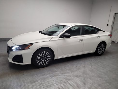 Used 2025 Nissan Altima 2.5 SV FWD image 2