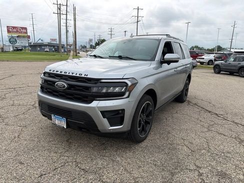 Used 2024 Ford Expedition Limited AWD/4WD image 3