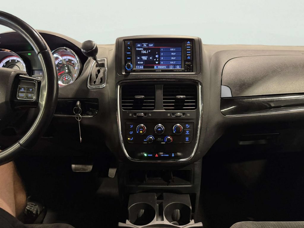 Used 2016 Dodge Grand Caravan SE FWD image 31