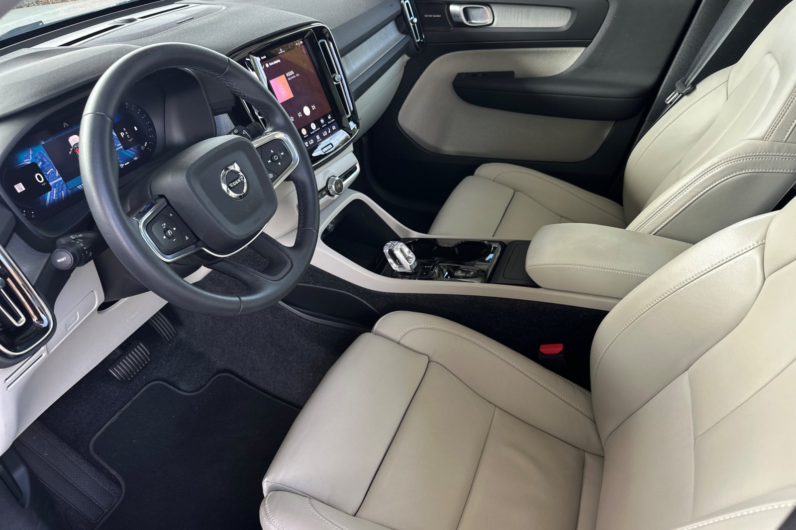 Certified 2025 Volvo XC40 B5 Plus AWD/4WD image 10