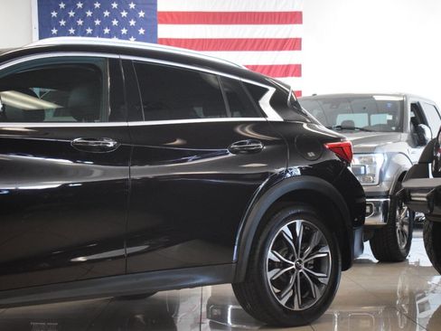 Used 2018 INFINITI QX30 Premium w/ Navigation Package image 12