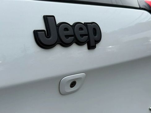 Used 2015 Jeep Cherokee Trailhawk w/ Leather Interior Group AWD/4WD image 8