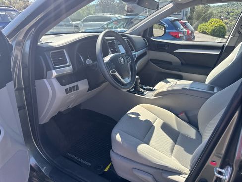 Used 2018 Toyota Highlander LE FWD image 11