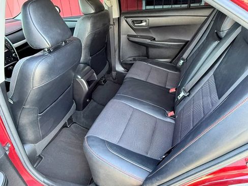 Used 2017 Toyota Camry SE w/ Moonroof Package FWD image 5