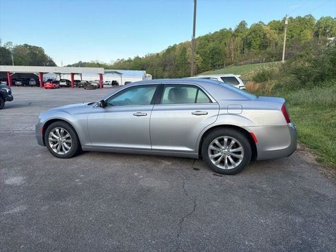 Used 2018 Chrysler 300 Touring L image 6
