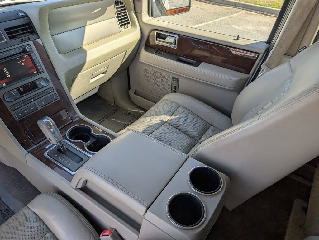 Used 2014 Lincoln Navigator 2WD image 26