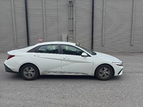 Used 2024 Hyundai Elantra SE FWD image 2