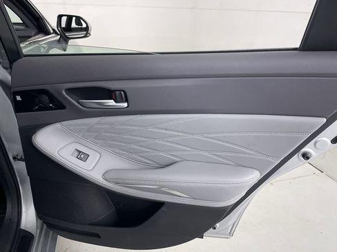 Used 2019 Toyota Avalon Limited image 24