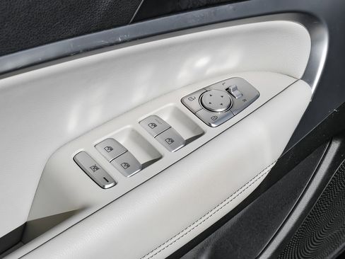 Used 2023 Genesis G70 2.0T image 45