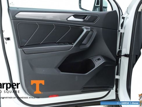 Used 2024 Volkswagen Tiguan SE w/ Panoramic Sunroof Package image 18