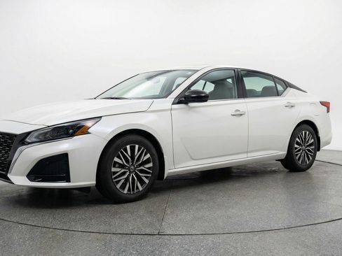 Used 2025 Nissan Altima 2.5 SV image 3