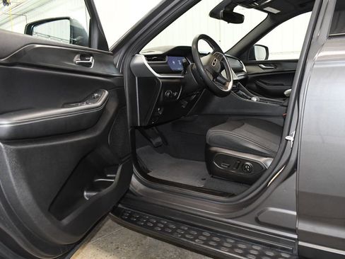 Used 2024 Jeep Grand Cherokee Laredo X image 13