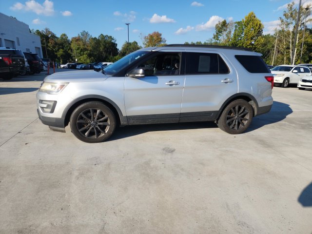 Used 2017 Ford Explorer XLT w/ Equipment Group 202A FWD image 9