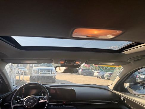 Used 2022 Hyundai Elantra Limited FWD image 16