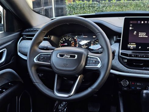 Used 2024 Jeep Compass Latitude image 23