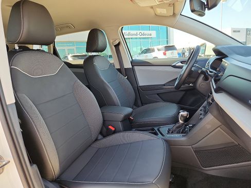 Used 2024 Volkswagen Taos SE w/ MDO Package FWD image 14