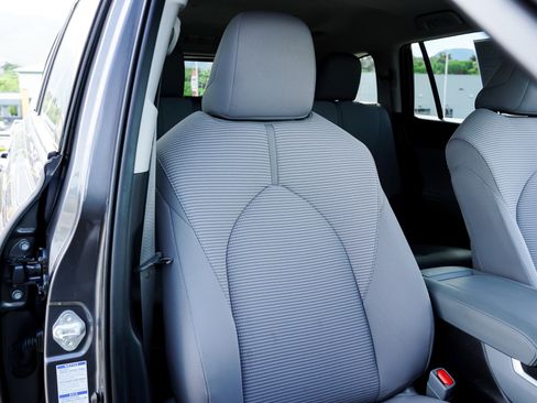 Used 2021 Toyota Highlander LE AWD/4WD image 24