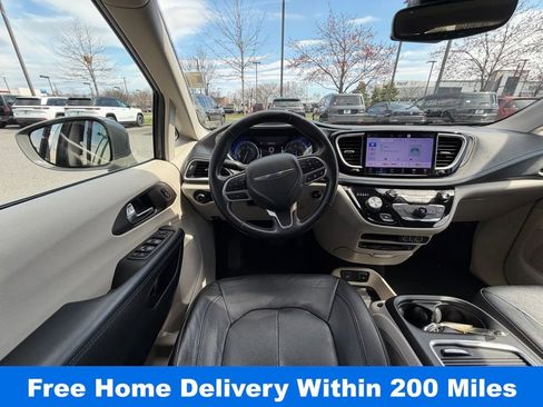Used 2021 Chrysler Pacifica Touring-L w/ Uconnect Theater Family Group image 18