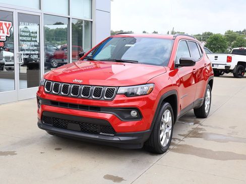 Used 2024 Jeep Compass Latitude w/ Sun and Sound Group AWD/4WD image 6