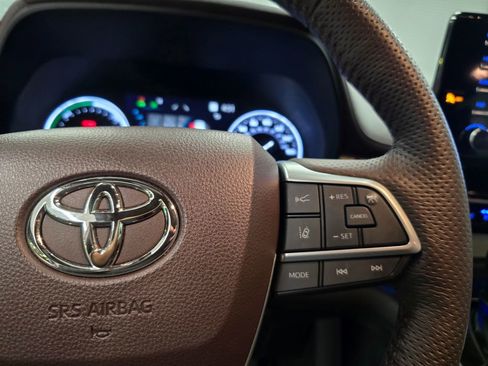 Used 2024 Toyota Sienna Platinum FWD image 21