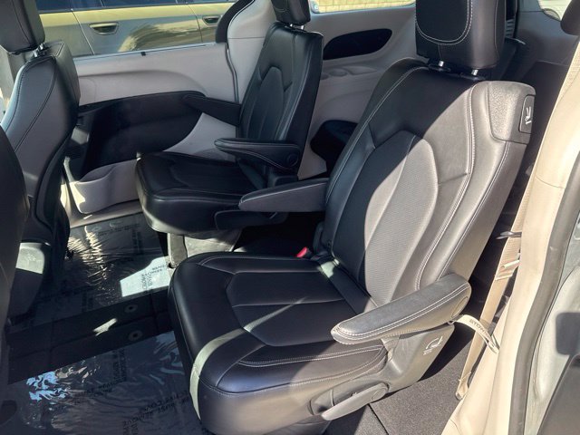 Certified 2024 Chrysler Pacifica Touring-L FWD image 24